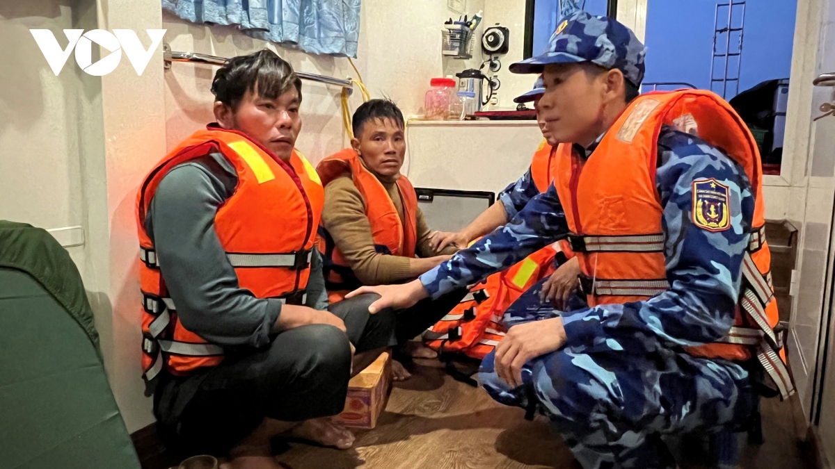 Bộ tư lệnh Vùng Cảnh sát biển 1 tiếp tục cứu nạn tàu cá Nghệ An bị chìm